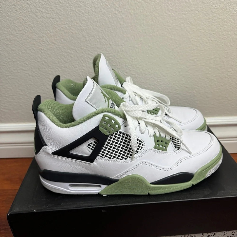 Jordan 4 Retro Seafoam (Women's) Size 12